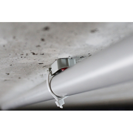 Slika primjene pričvršćivanja kabelske vezice TBL: TBL je pričvršćen za strop s plinskim zabijačem i drži plastičnu cijev