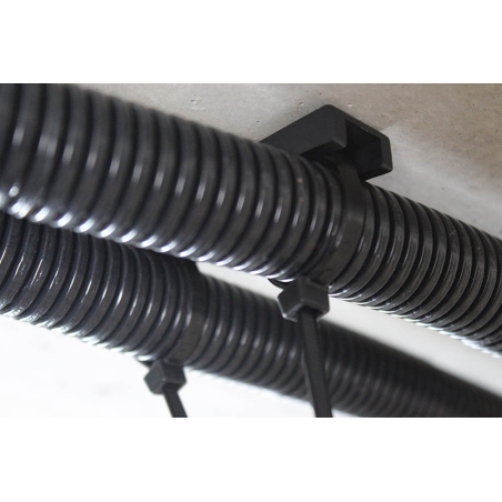 Slika primjene pričvršćivanja kabelske vezice TBD: TBD postavlja dva crijeva s jednom točkom pričvršćivanja