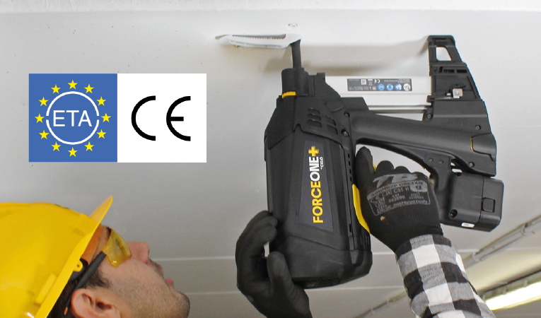 Headerbild mobil: Premium Gasnagler FORCE ONE wird mit nur einer Hand gehalten, das ETA-Zulassungs-Symbol steht oben links Headerbild mobil: Handwerker mit Warnweste hält das FORCE ONE Gasnagelgerät in der rechten Hand, neutraler Hintergrund, links oben ist das blaue ETA-Zulassungs-Symbol abgebildet, das aus einem blauen Hintergrund, gelben Sternen und dem Wort "ETA" in weiß besteht